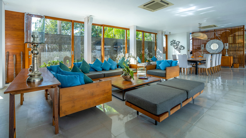 Villa Cendrawasih - open-plan living and dining area