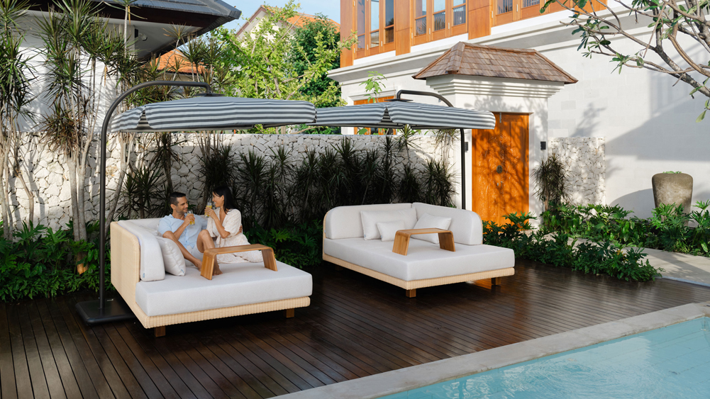 Villa Dhanika - Relaxing pool area sun lounge