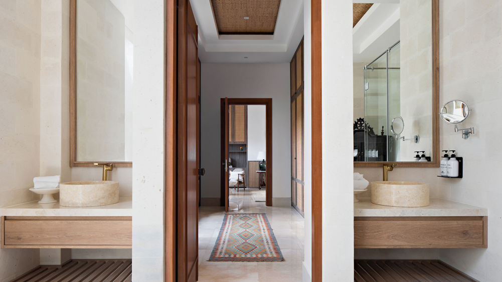 Villa Dhanika - Lovely master bedroom bathroom