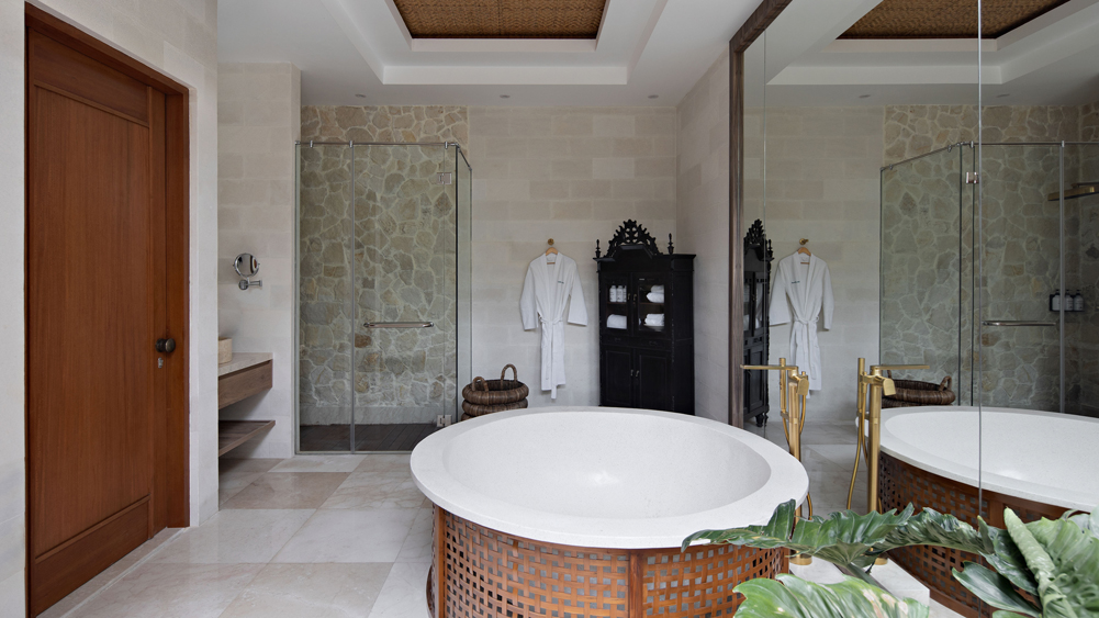 Villa Dhanika - Gorgeous master bedroom with freestanding bathtub