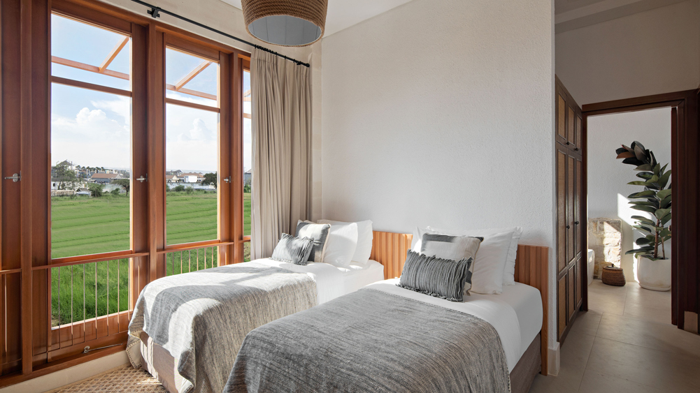 Villa Dhanika - Cosy guest bedroom overlooking the rice fields